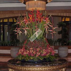 Высокая цветочная композиция для гостиничного лобби
