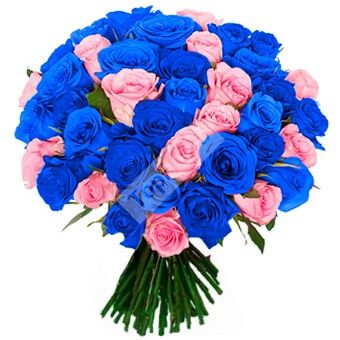 Букет из 51 синей и розовой розы