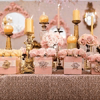 Украшение свадебных столов золотыми свечами и цветами в розовых коробках