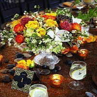 Цветочная композиция на стол гостей для свадьбы в цвете марсала