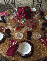 Оформление стола в золотом цвете и цвете марсала