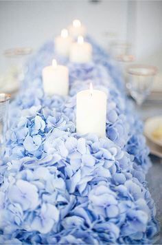 Украшение свадебного стола из голубой гортензии со свечами