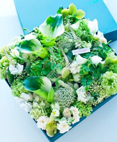 Шляпная коробка с цветами и 12 макарони