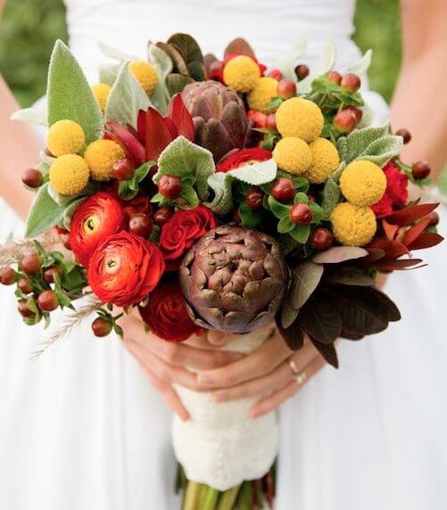 Купить необычный букет невесты из лютиков и красных роз в интернет-магазинеTopFlo.ru с доставкой в Москве и МО