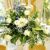 Цветочная композиция на стол гостей с розой и хризантемой в сине белых тонах