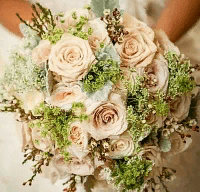 Букет невесты из роз с ваксфлауэром