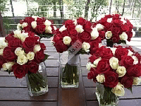 Цветочная композиция на стол гостей из роз цвета марсала и белых роз