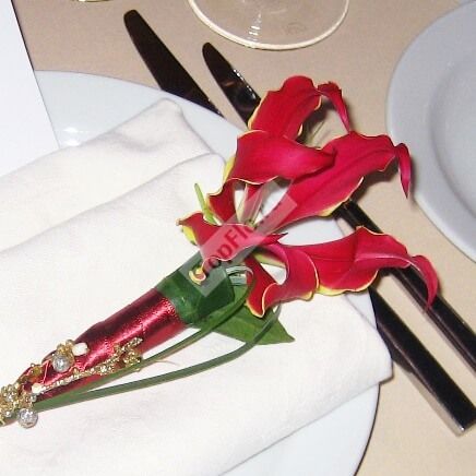 Цветочная композиция на стол гостей с орхидеей в красном цвете