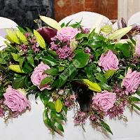 Цветочная композиция на стол молодожёнов с розовыми розами и лилиями
