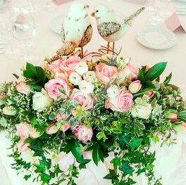 Цветочная композиция на стол молодожёнов в розово зеленых тонах