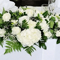 Цветочная композиция на стол молодожёнов в белом цвете с гипсофилы