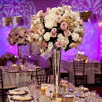 Цветочная композиция на стол гостей в высокой вазе для свадьбы в розовом цвете