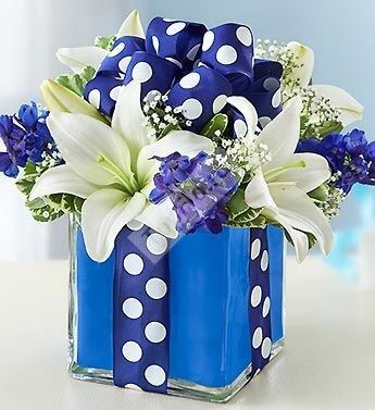 Цветочная композиция на стол гостей в сине белом цвете
