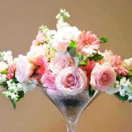 Цветочная композиция на стол гостей с розой и герберой в нежно розовых тонах