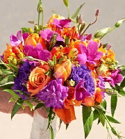 Яркий букет невесты из орхидеи тюльпанов и роз
