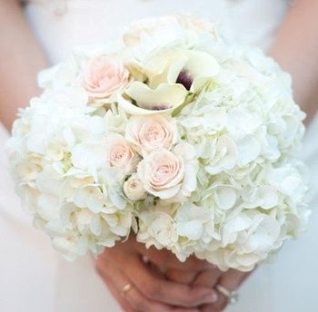 Купить букет невесты из гортензии с кустовыми розами с бесплатной  бутоньеркой и доставкой в Москве и МО - TopFlo.ru