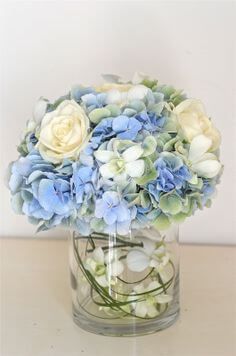 Цветочная композиция на стол гостей в голубом цвете