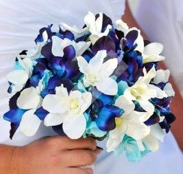 Букет невесты из бело синих орхидеи дендробиум