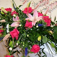 Цветочная композиция на стол молодожёнов с розовой розой и розовой лилией
