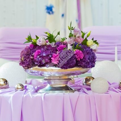 Цветочная композиция на стол молодожёнов в сиреневом цвете