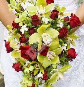 Букет невесты из орхидеи и красной розы