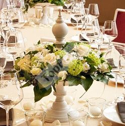 Цветочная композиция на стол гостей с розой в бело зеленых тонах