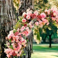 Цветочная арка в розовых тонах с розой и хризантемой