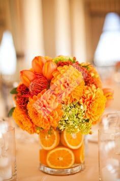 Цветочная композиция на стол гостей с апельсинами