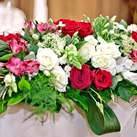 Цветочная композиция на стол молодожёнов с красной и белой розой