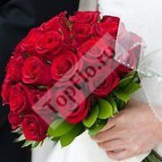 Букет невесты из красных роз с зеленью