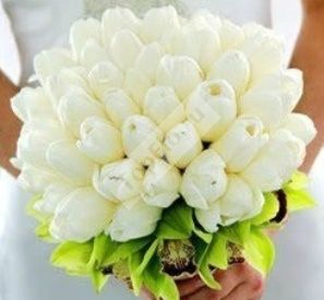 Букет невесты из белых тюльпанов с орхидеей цимбидиум