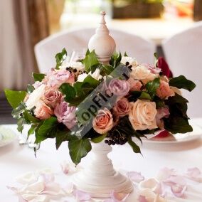 Цветочная композиция на стол гостей с розой в сиреневых тонах