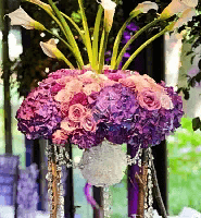 Цветочная композиция на стол гостей с каллами в фиолетовом цвете