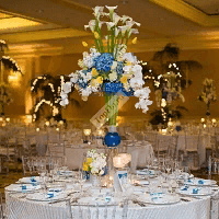 Цветочная композиция на стол гостей с синей гортензией и белой орхидеей