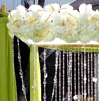 Цветочная арка в бело зеленых тонах с антуриумом