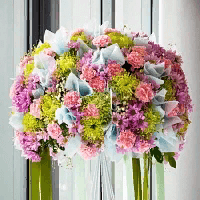 Цветочная композиция на стол гостей с гвоздикой и хризантемой