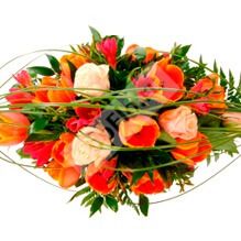 Цветочная композиция на стол молодожёнов в оранжевом цвете