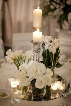 Цветочная композиция на стол гостей для свадьбы в белом цвете