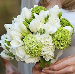 Букет невесты белый из тюльпанов и фрезий