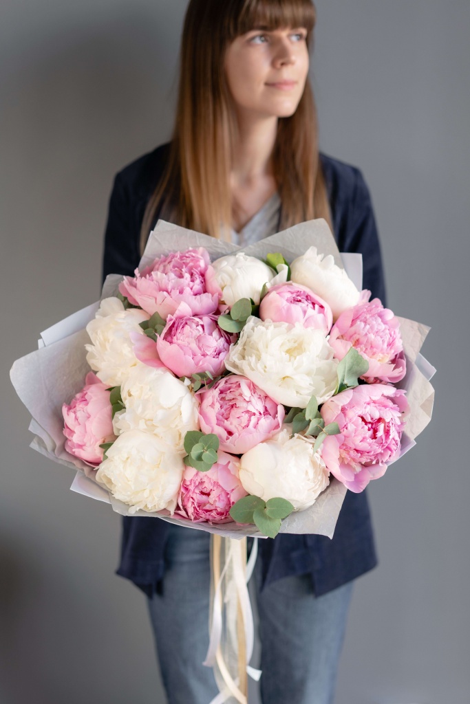 Купить белые и розовые пионы с доставкой в TopFlo - лучшее предложение для  Вашего букета