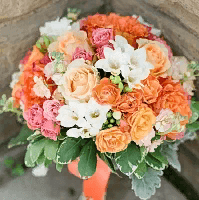 Букет невесты из роз фрезий и маттиолы