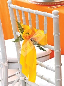 Украшение стула жёлтой оранжевой лентой и цветком