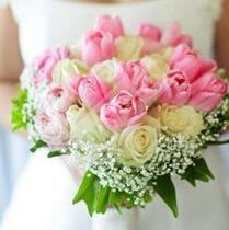Букет невесты из роз и тюльпанов с гипсофилой
