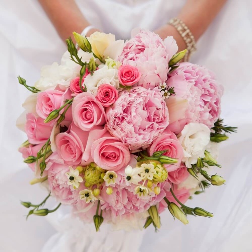 Букет невесты розовый с розой и пионом