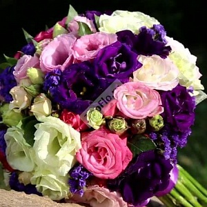 Букет невесты из кустовой розы лизиантуса и статицы