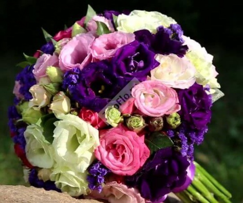 Букет невесты из кустовой розы лизиантуса и статицы