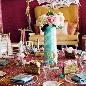 Оформление стола гостей в цвете марсала
