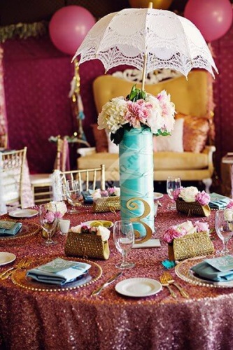 Оформление стола гостей в цвете марсала