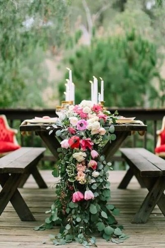 Оформление стола цветами и листьями