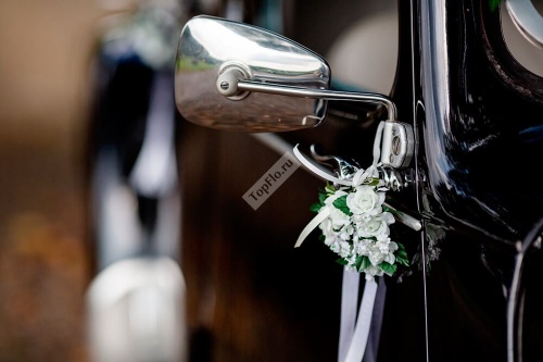 Украшение зеркала автомобиля в белом цвете